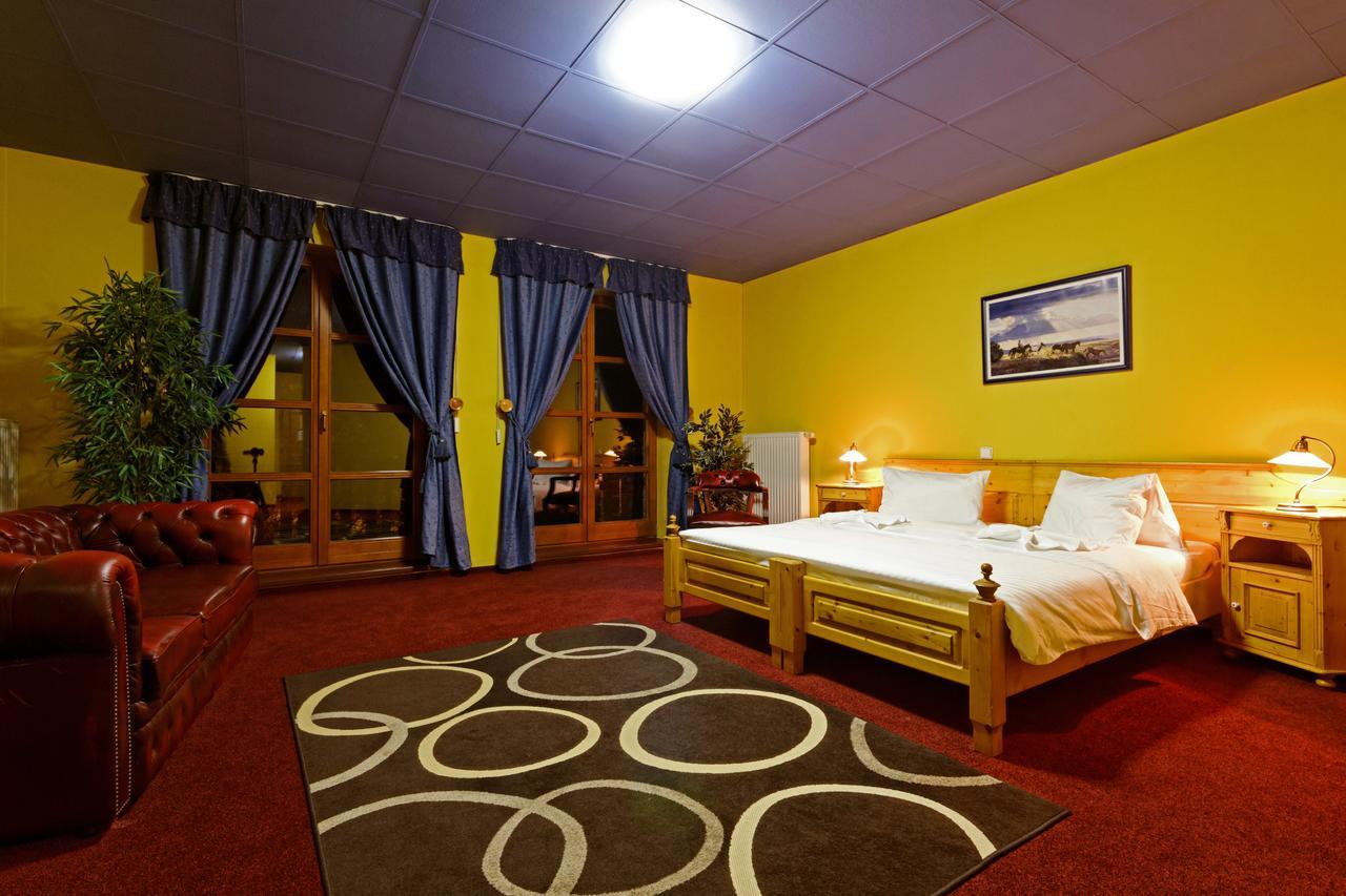 Doppelzimmer mit Whirlpool-Badewanne