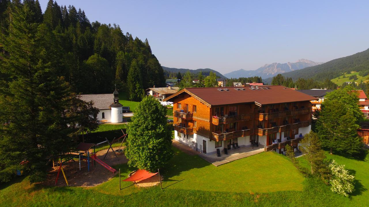 Familienzimmer mit Bergblick