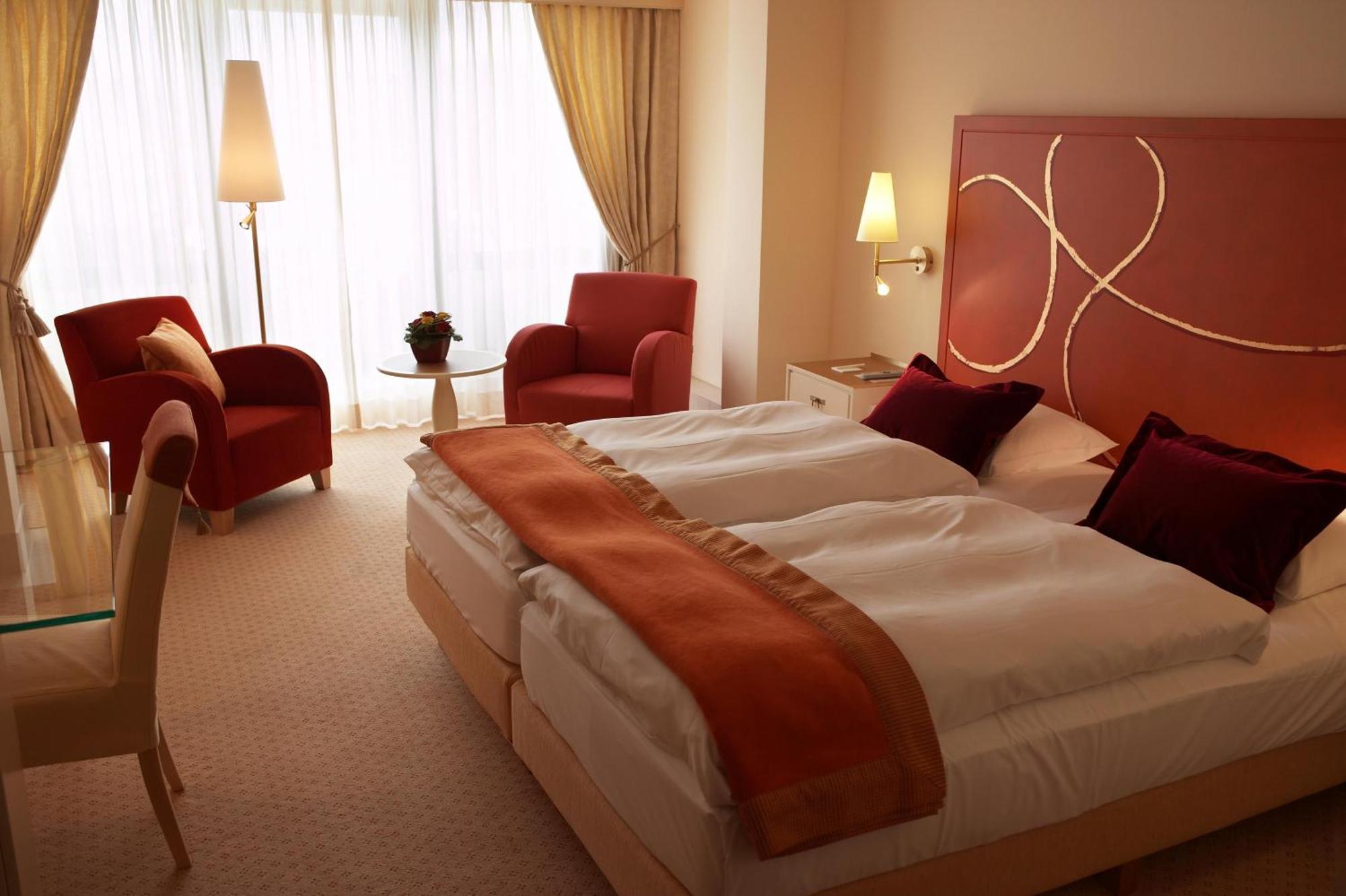 Tweepersoonskamer met 2 Aparte Bedden en Douche
