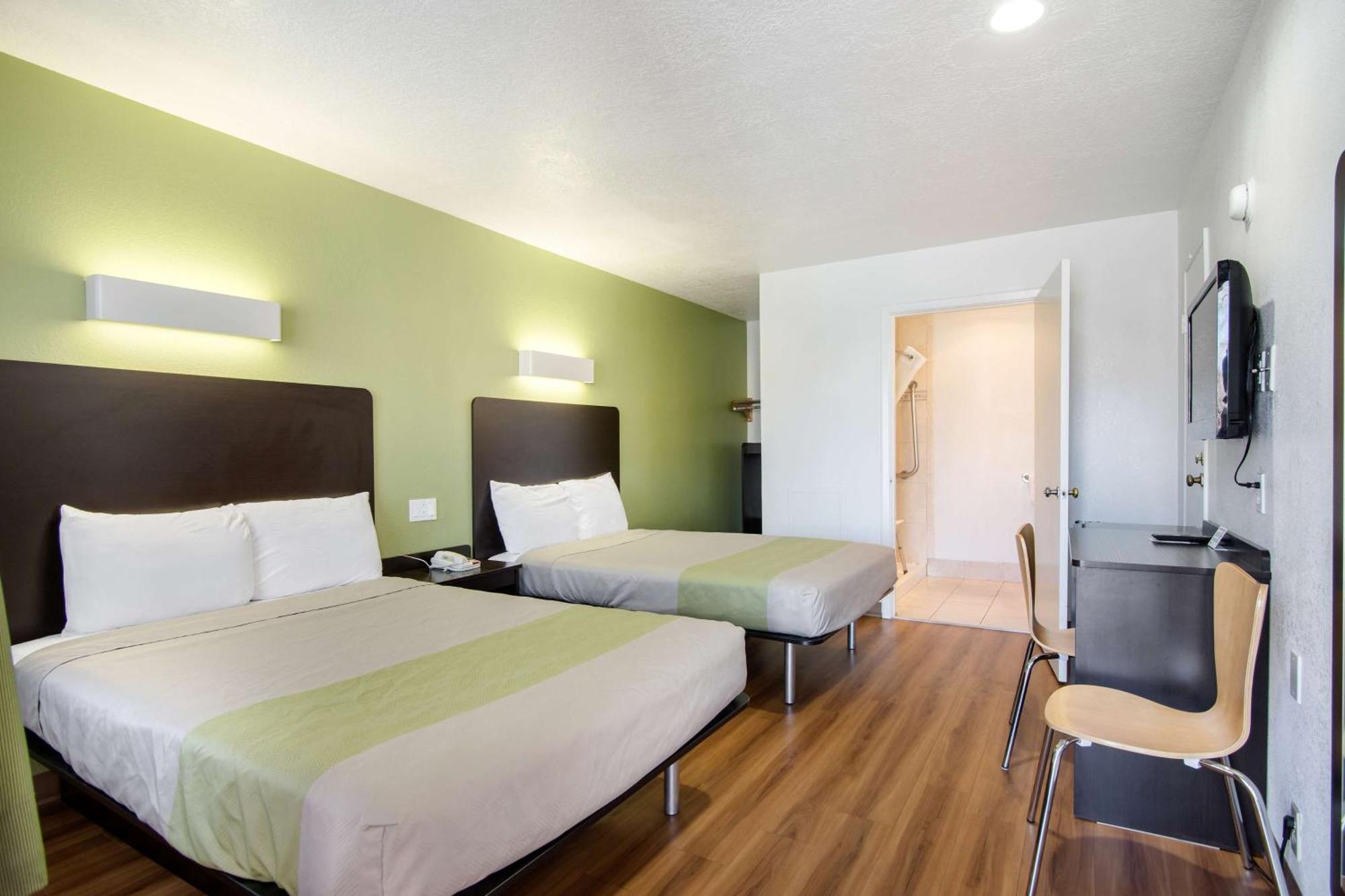 Kamer met 2 Queensize Bedden - Rookvrij