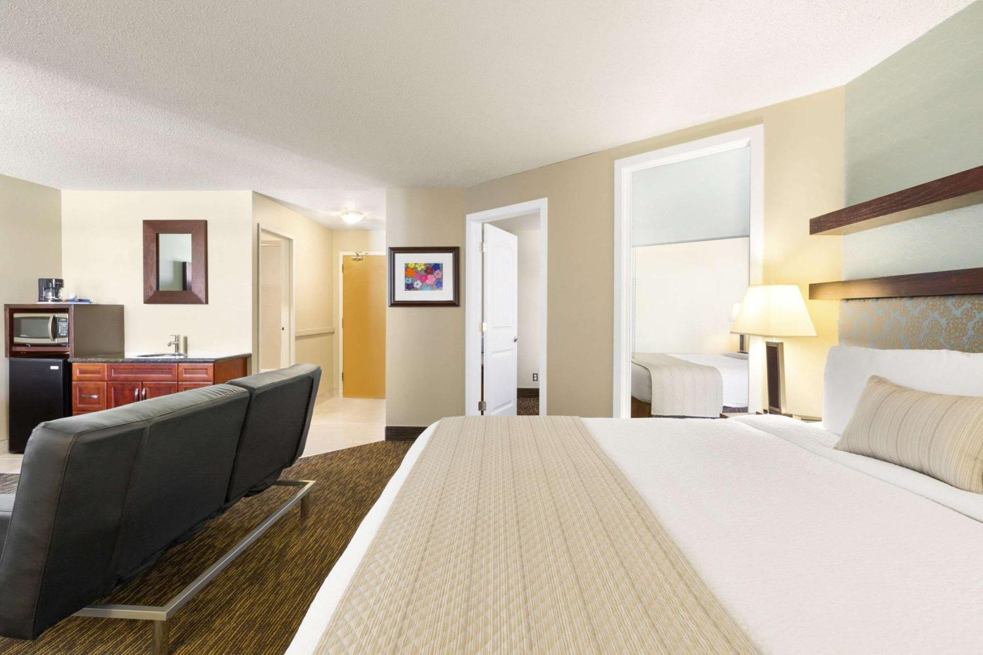 Deluxe King Suite - Non-Smoking