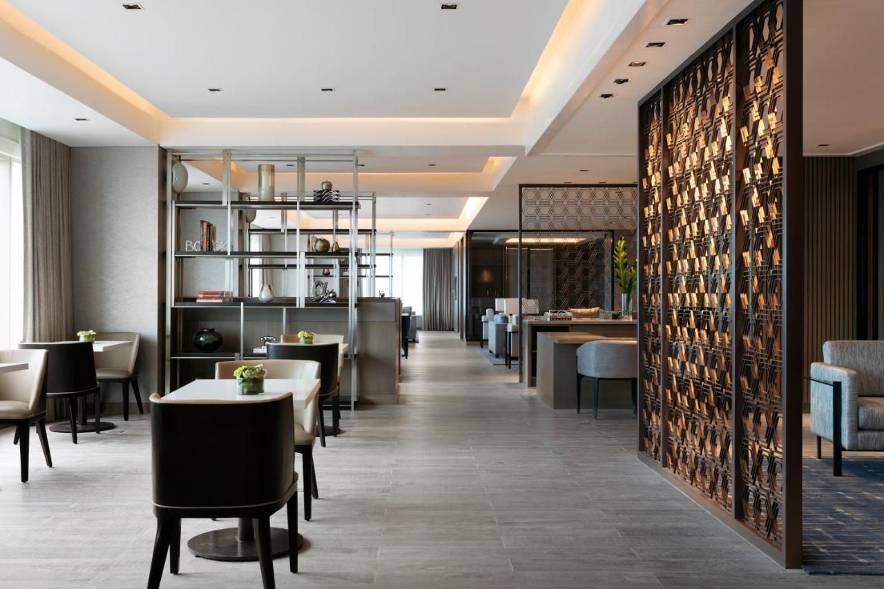 Club Deluxe Room, M Club Lounge Access, Guest Room, 1 King