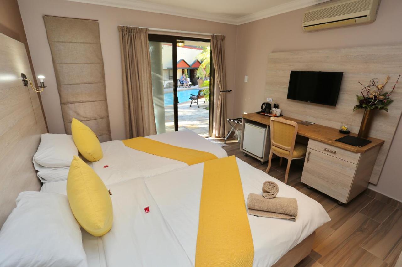 Zweibettzimmer mit Poolblick