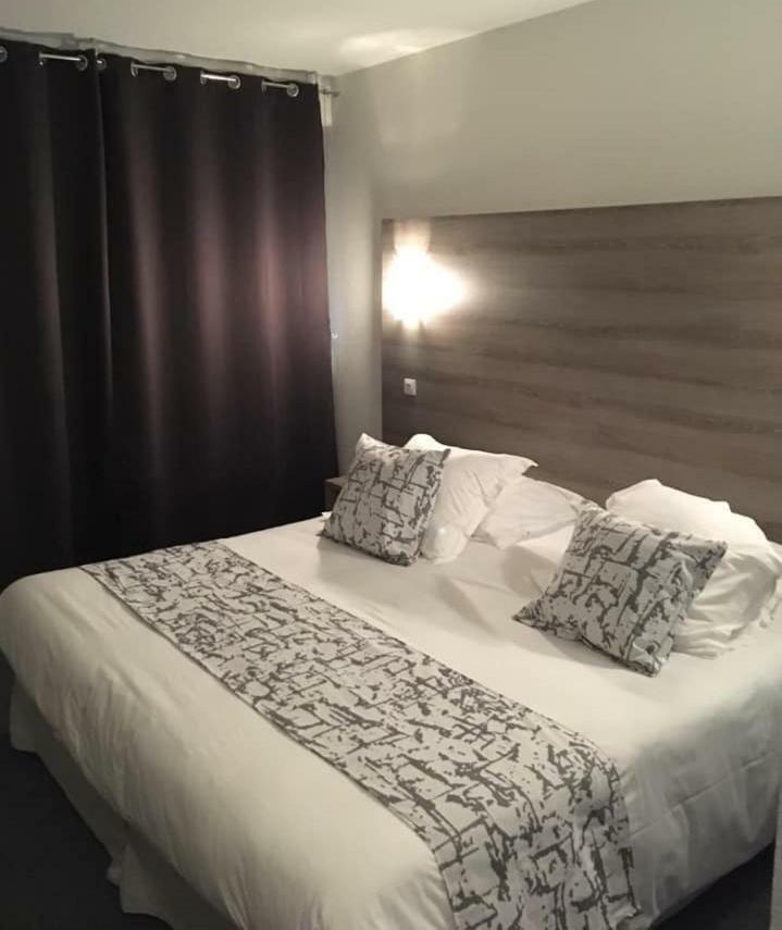 Kamer met Kingsize Bed en Uitzicht op het Zwembad