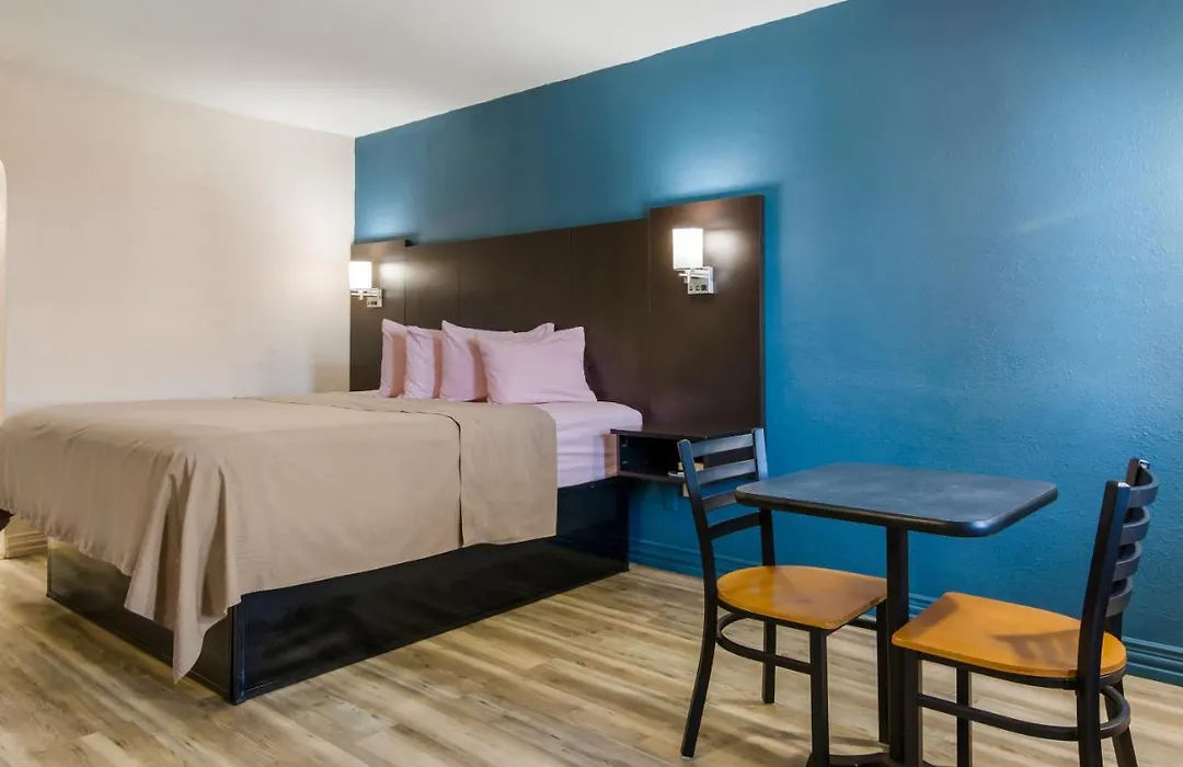 Rodeway Inn Broken Bow-Hochatown-1