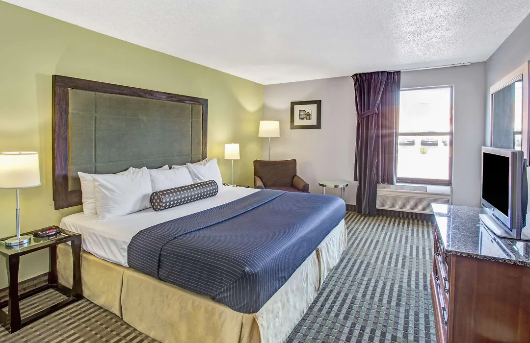 Days Inn By Wyndham Great Lakes Naval Base-1