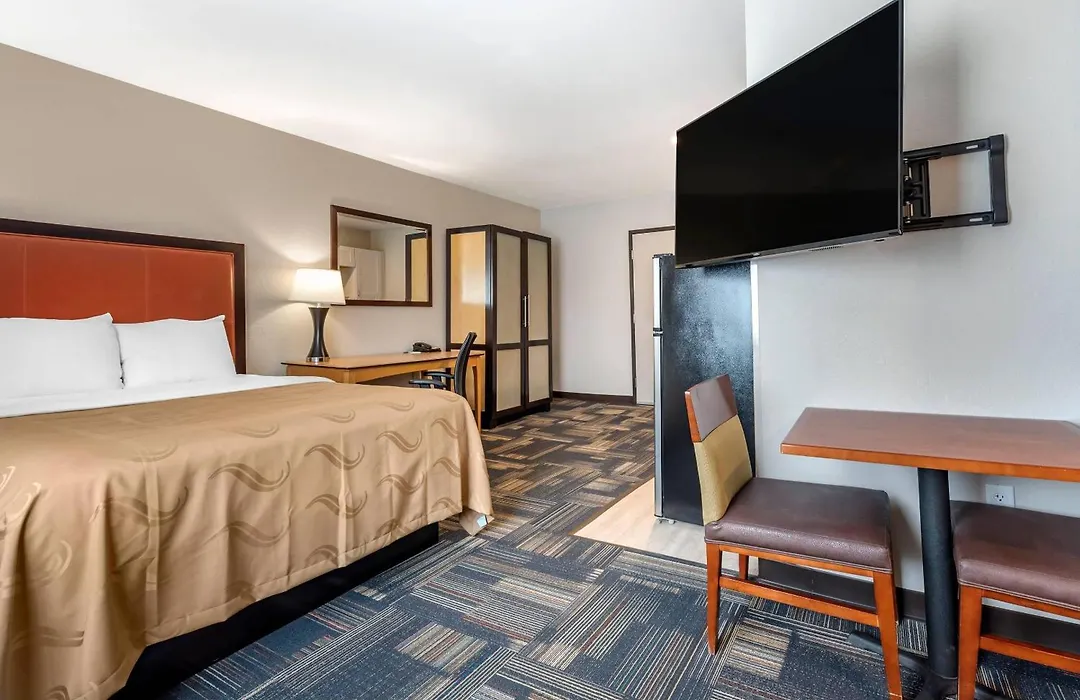 Quality Inn & Suites Evansville Downtown-1