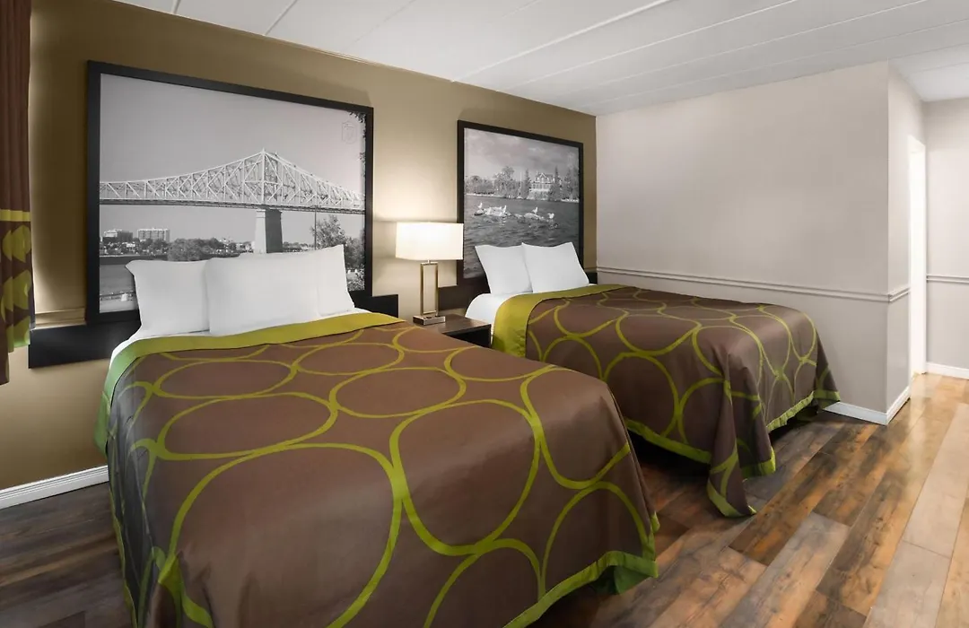 Super 8 By Wyndham Gananoque - Country Squire Resort-1