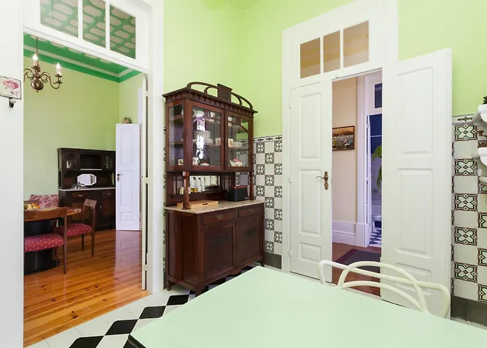 Vintage Balcony Guesthouse & Suites
