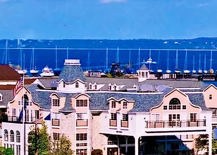Hamilton Inn Select Beachfront Mackinaw City