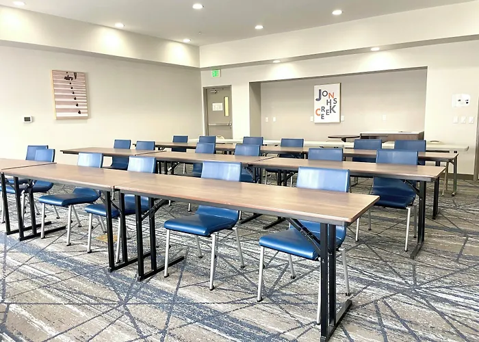 Holiday Inn Express & Suites North Topeka