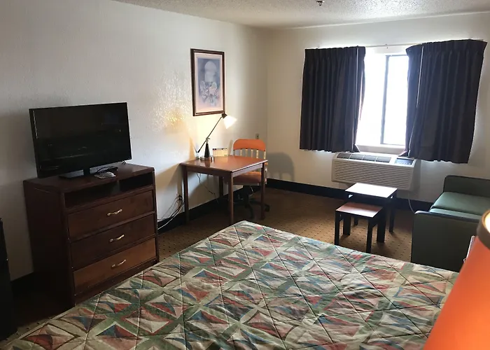 Brentwood Inn & Suites