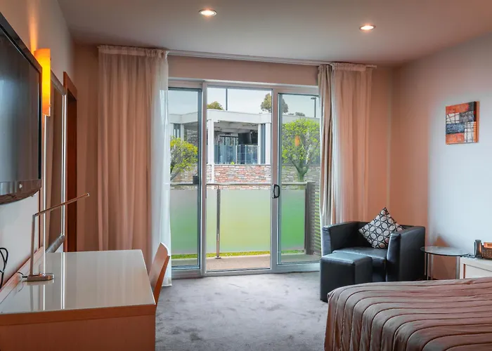 Lynbrook Hotel