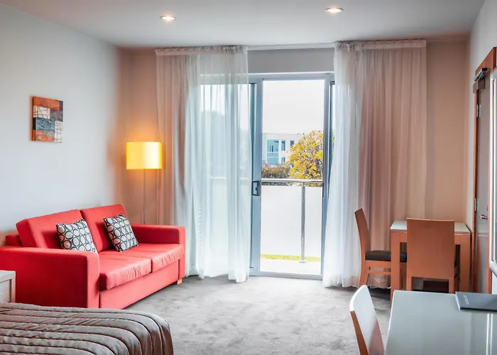 Lynbrook Hotel
