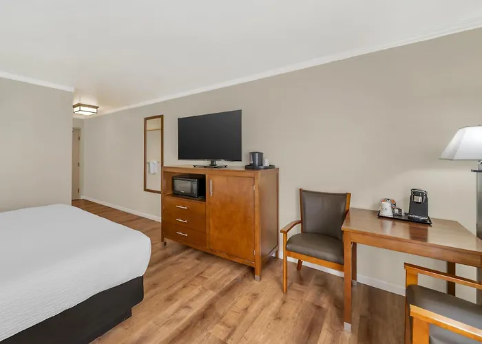 Best Western Plus Northwoods Inn