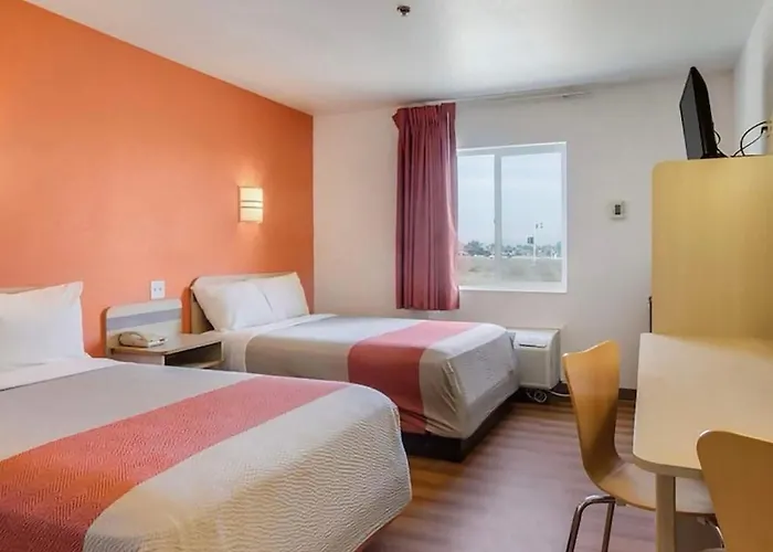 Howard Johnson By Wyndham Lemoore