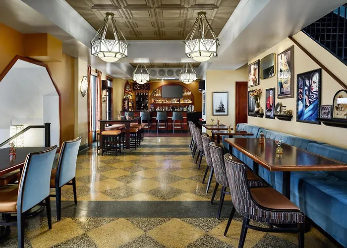 Alex Johnson Rapid City, Curio Collection By Hilton