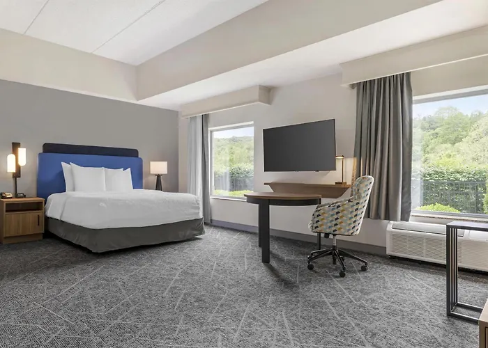 Hampton Inn & Suites Pittsburgh-Meadow Lands