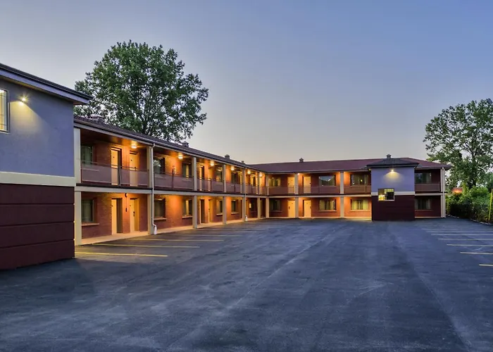 Aarya Hotel By Niagara Fashion Outlets